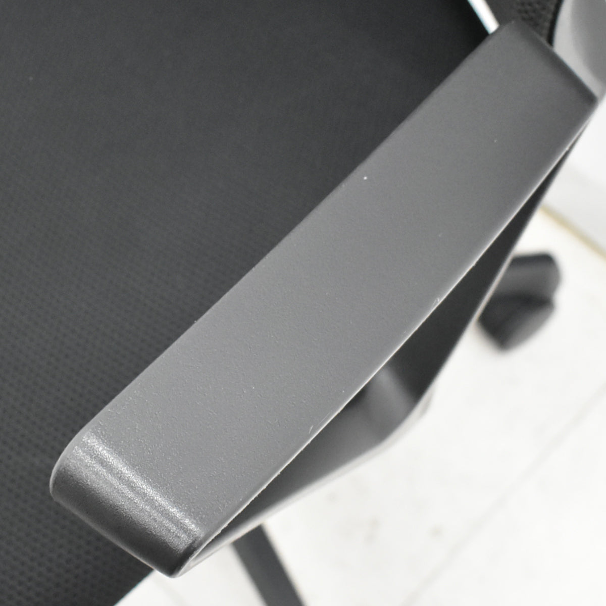 【中古】オカムラ　フルーエントチェア　ローバック　固定肘　ハンガー　2019年製　2025110501【中古オフィス家具】