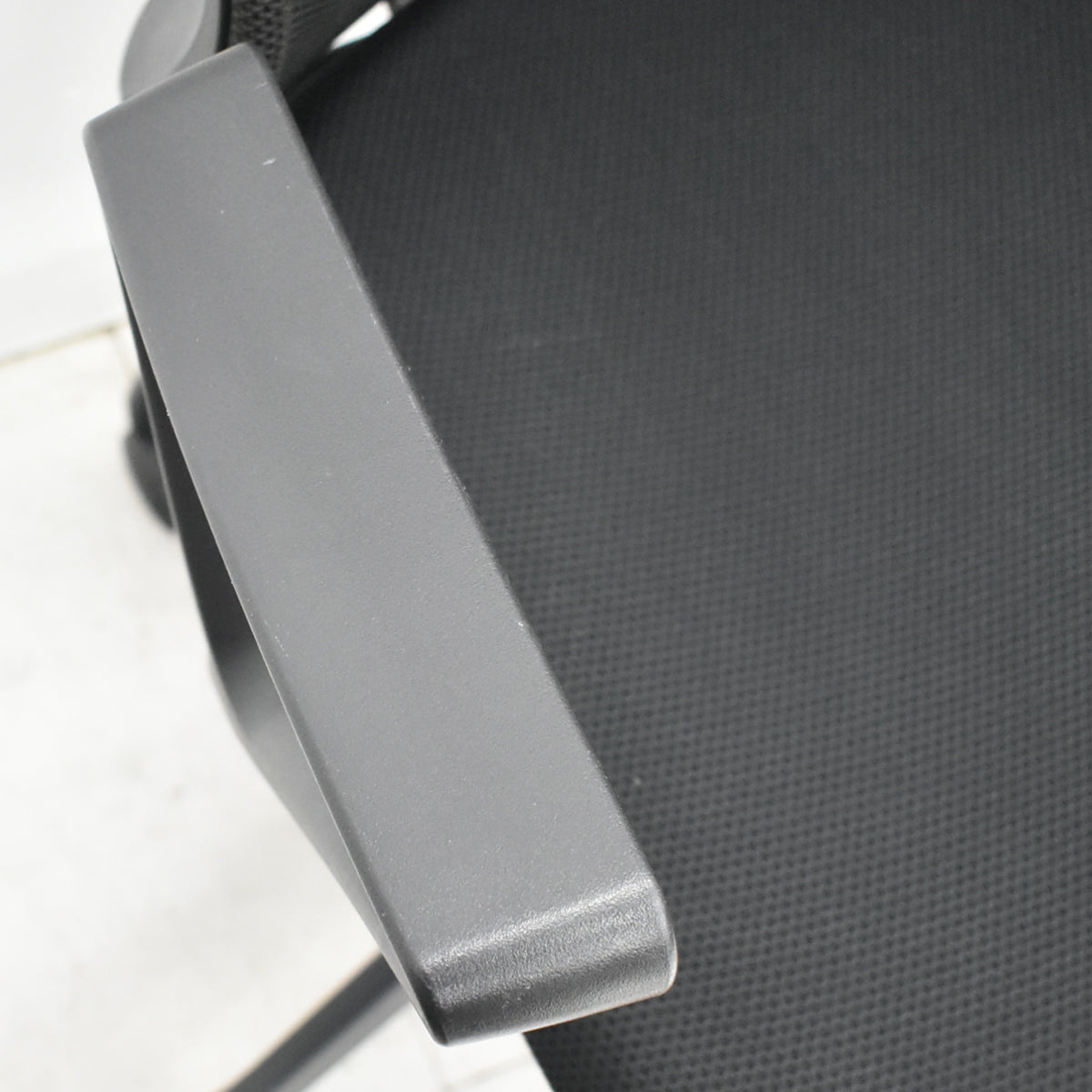 【中古】オカムラ　フルーエントチェア　ローバック　固定肘　ハンガー　2019年製　2025110501【中古オフィス家具】