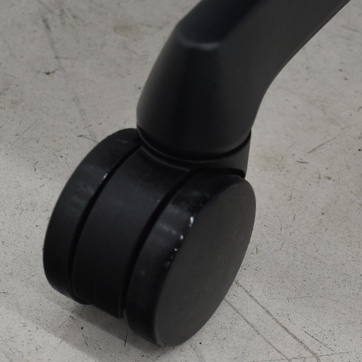 【中古】オカムラ　フルーエントチェア　ローバック　固定肘　ハンガー　2019年製　2025110501【中古オフィス家具】