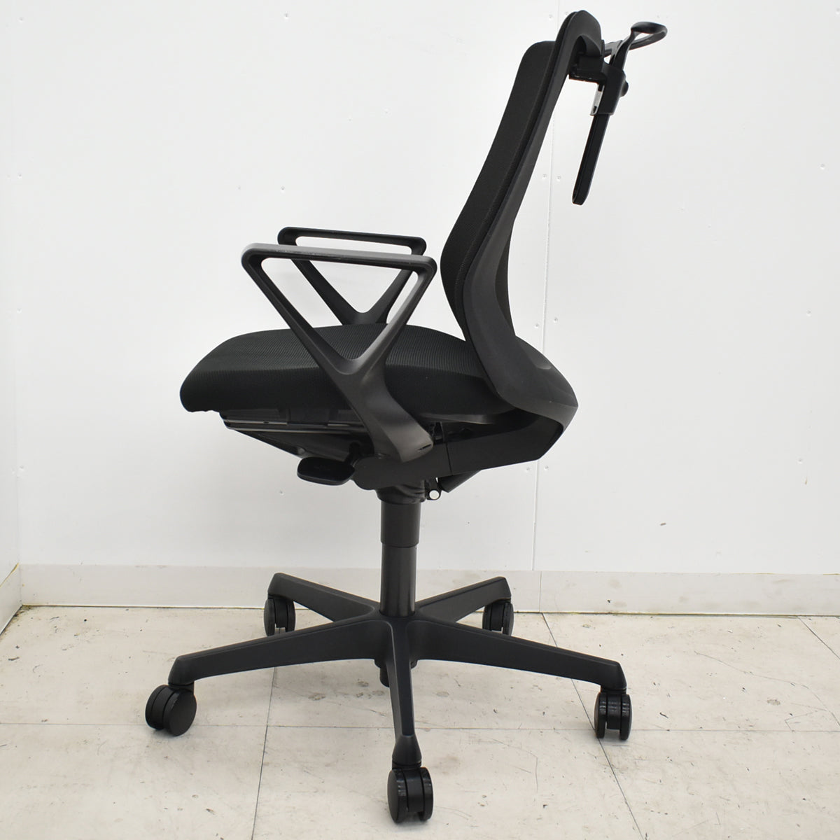 【中古】オカムラ　フルーエントチェア　ローバック　固定肘　ハンガー　2019年製　2025110501【中古オフィス家具】