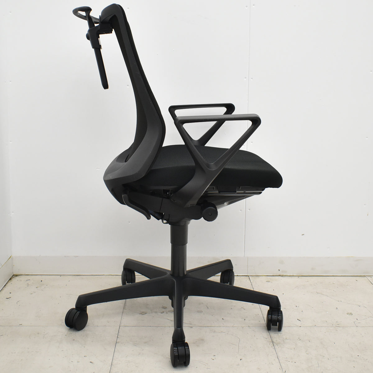 【中古】オカムラ　フルーエントチェア　ローバック　固定肘　ハンガー　2019年製　2025110501【中古オフィス家具】