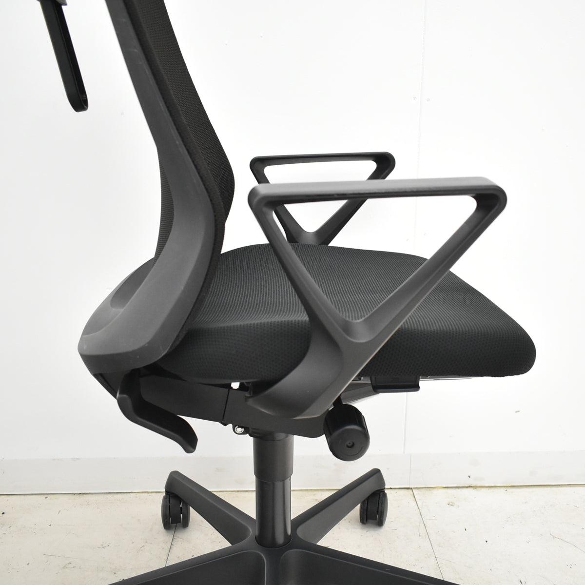 【中古】オカムラ　フルーエントチェア　ローバック　固定肘　ハンガー　2019年製　2025110501【中古オフィス家具】