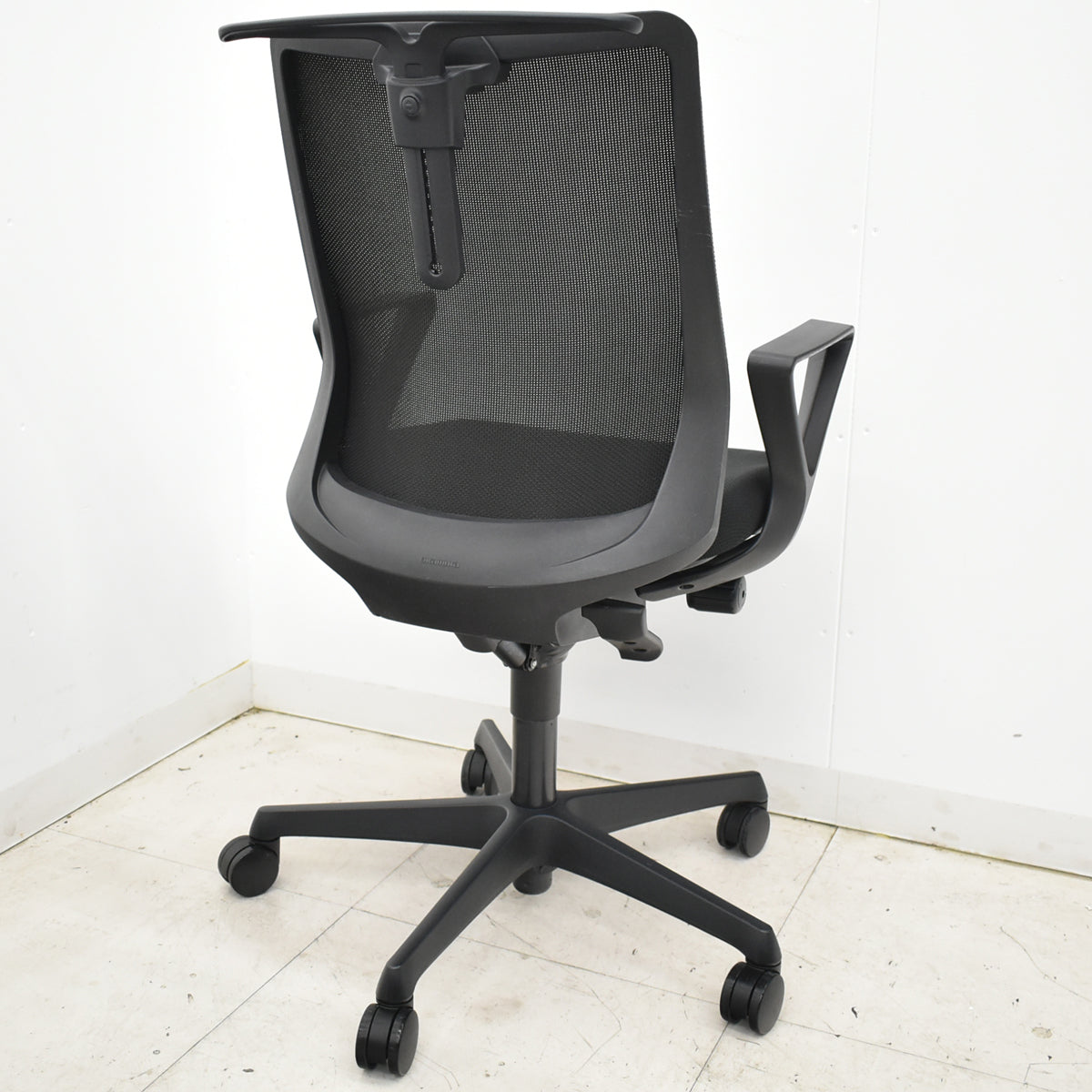 【中古】オカムラ　フルーエントチェア　ローバック　固定肘　ハンガー　2019年製　2025110501【中古オフィス家具】