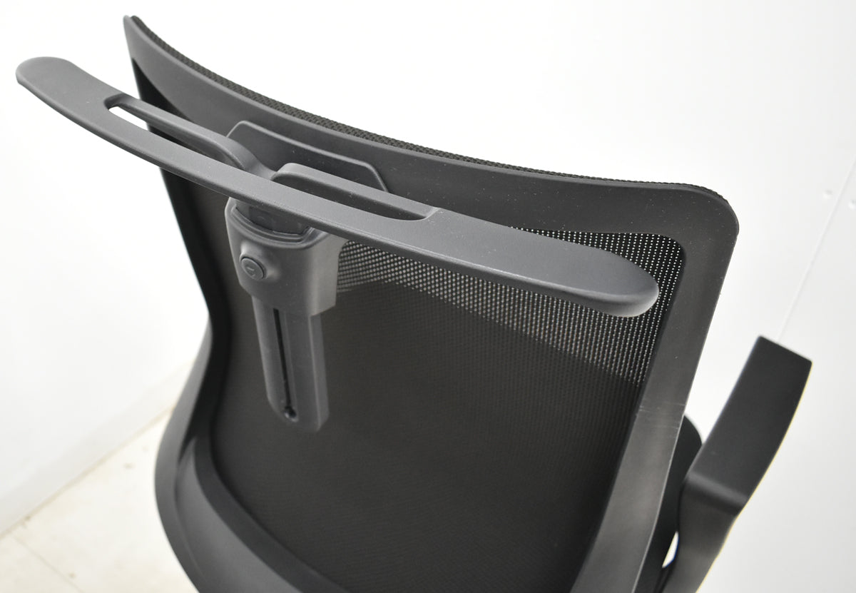 【中古】オカムラ　フルーエントチェア　ローバック　固定肘　ハンガー　2019年製　2025110501【中古オフィス家具】