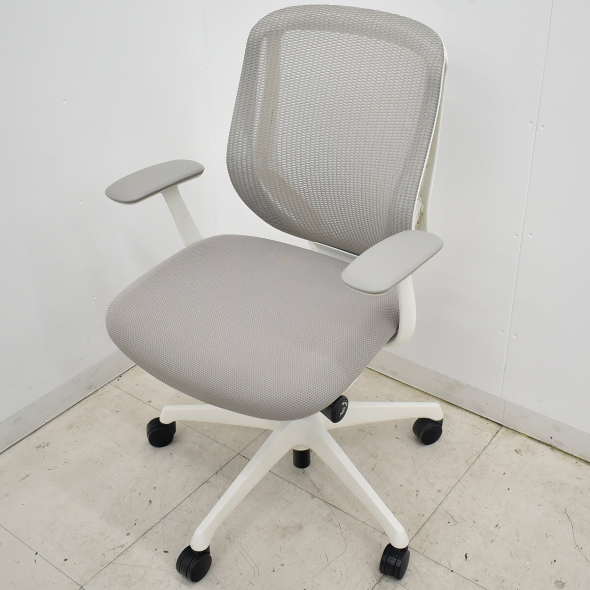 【中古】オカムラ　シルフィー　ローバック　固定肘　前傾機能　バックカーブアジャスト　2025110502【中古オフィス家具】