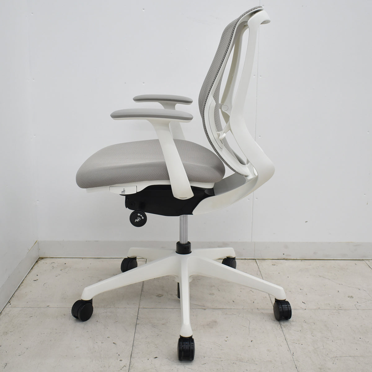 【中古】オカムラ　シルフィー　ローバック　固定肘　前傾機能　バックカーブアジャスト　2025110502【中古オフィス家具】