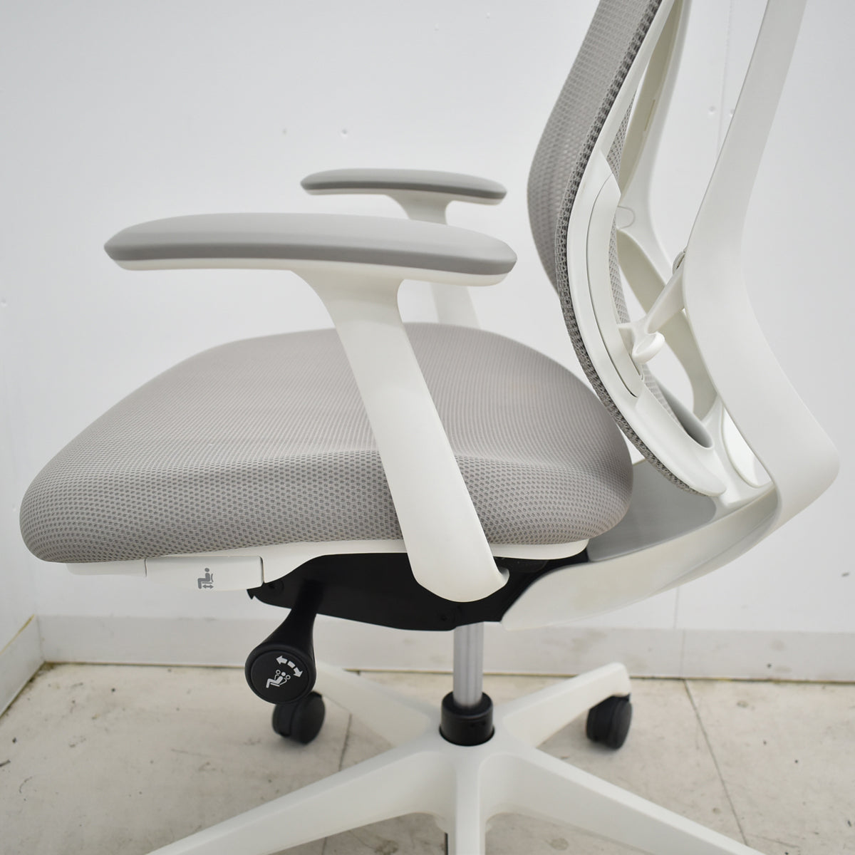 【中古】オカムラ　シルフィー　ローバック　固定肘　前傾機能　バックカーブアジャスト　2025110502【中古オフィス家具】