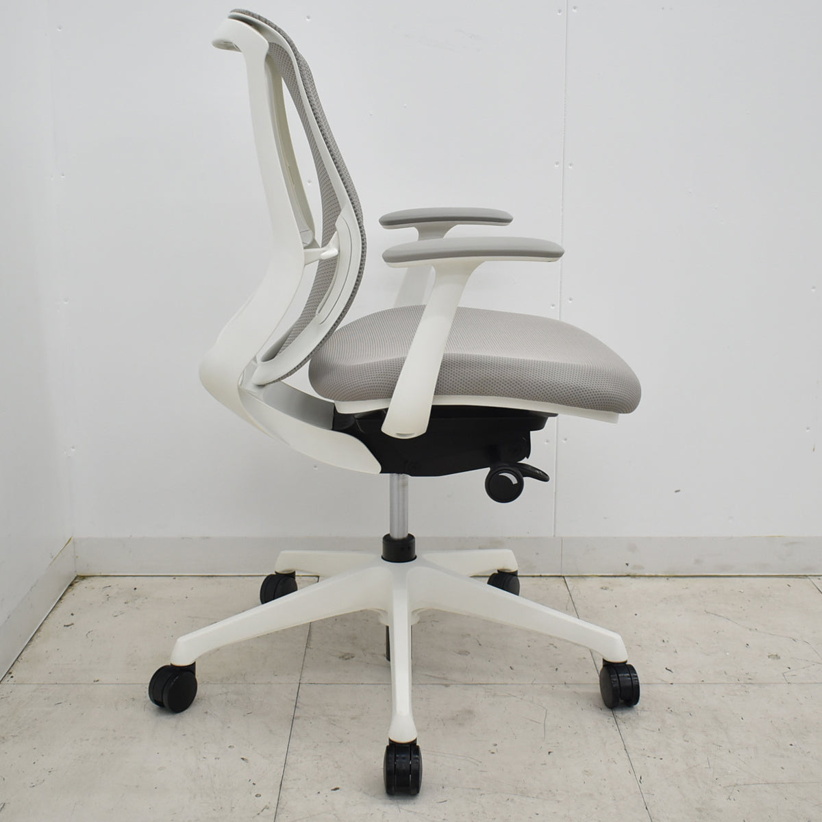 【中古】オカムラ　シルフィー　ローバック　固定肘　前傾機能　バックカーブアジャスト　2025110502【中古オフィス家具】