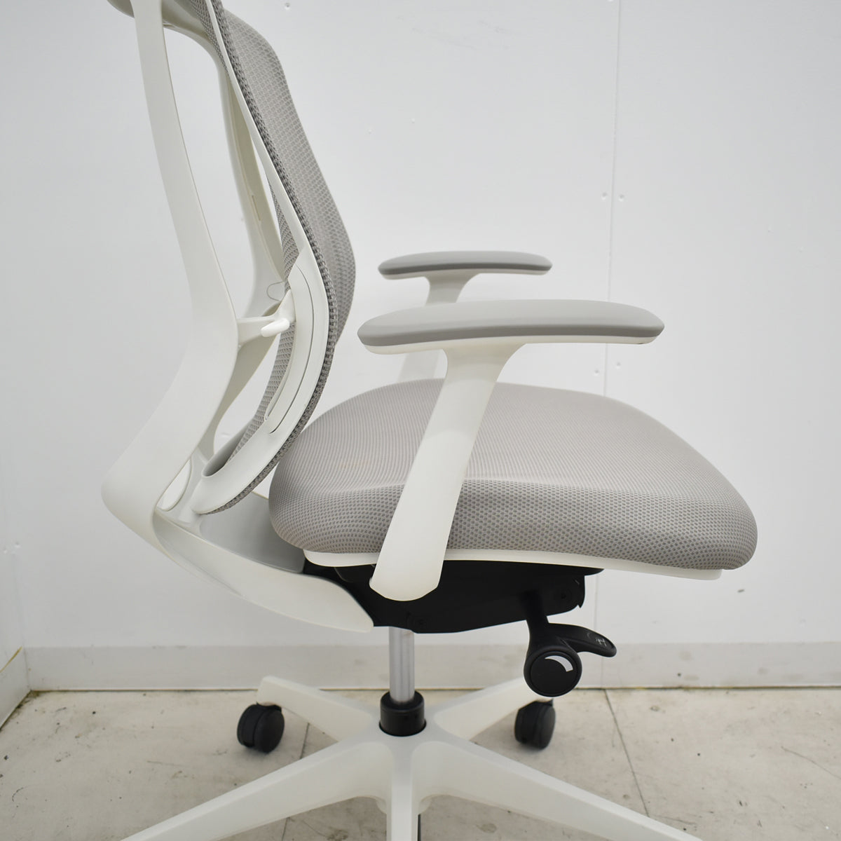 【中古】オカムラ　シルフィー　ローバック　固定肘　前傾機能　バックカーブアジャスト　2025110502【中古オフィス家具】