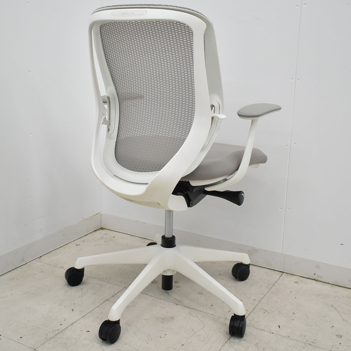 【中古】オカムラ　シルフィー　ローバック　固定肘　前傾機能　バックカーブアジャスト　2025110502【中古オフィス家具】