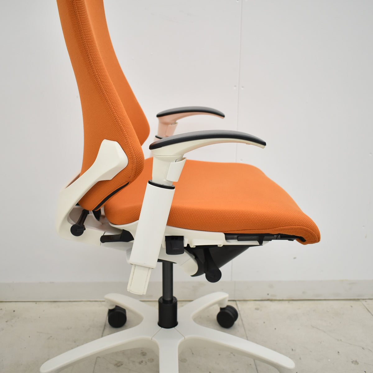 【中古】イトーキ　ｆ・エフチェア　ハイバック　可動肘　2025110503【中古オフィス家具】