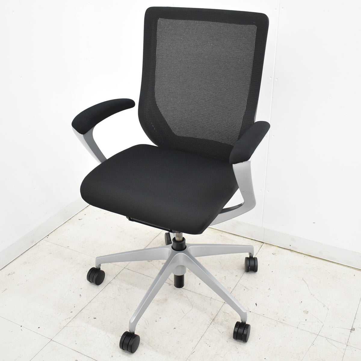 イトーキ　ミレッザ　ハイバック　マネージメント　固定肘　シルバー脚　2018年製　2025110505【中古オフィス家具】【中古】