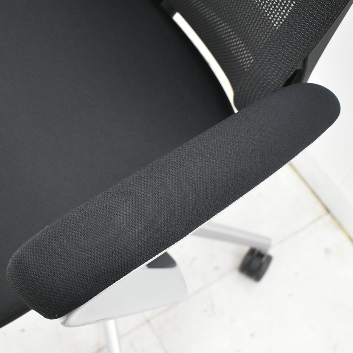 イトーキ　ミレッザ　ハイバック　マネージメント　固定肘　シルバー脚　2018年製　2025110505【中古オフィス家具】【中古】