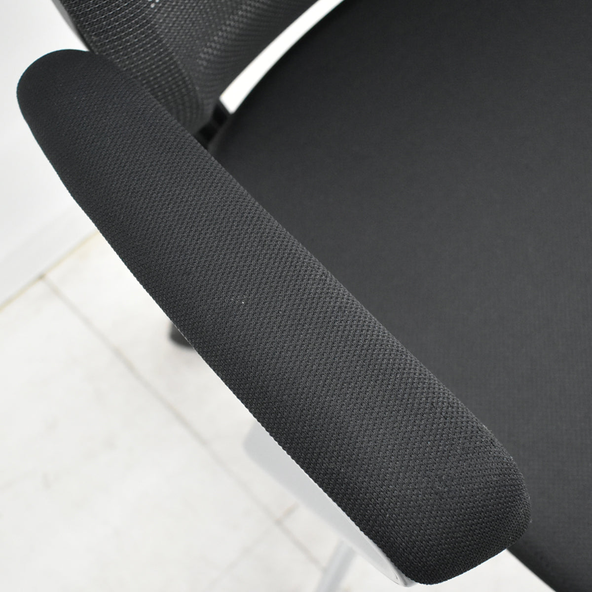 イトーキ　ミレッザ　ハイバック　マネージメント　固定肘　シルバー脚　2018年製　2025110505【中古オフィス家具】【中古】