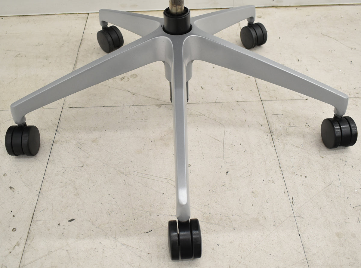 イトーキ　ミレッザ　ハイバック　マネージメント　固定肘　シルバー脚　2018年製　2025110505【中古オフィス家具】【中古】