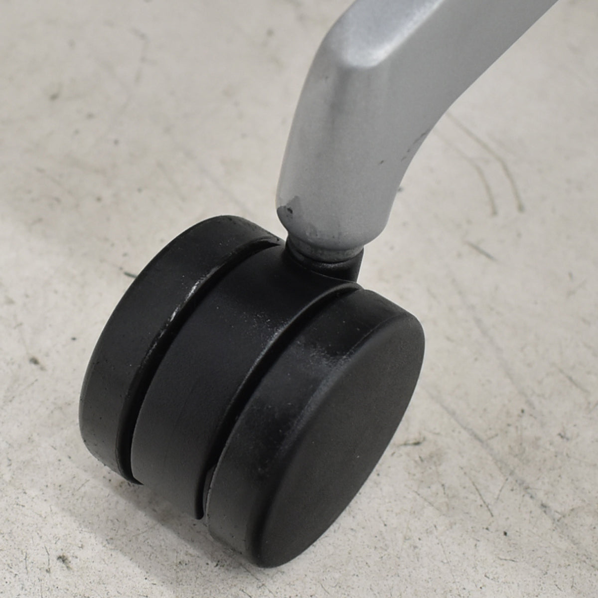 イトーキ　ミレッザ　ハイバック　マネージメント　固定肘　シルバー脚　2018年製　2025110505【中古オフィス家具】【中古】