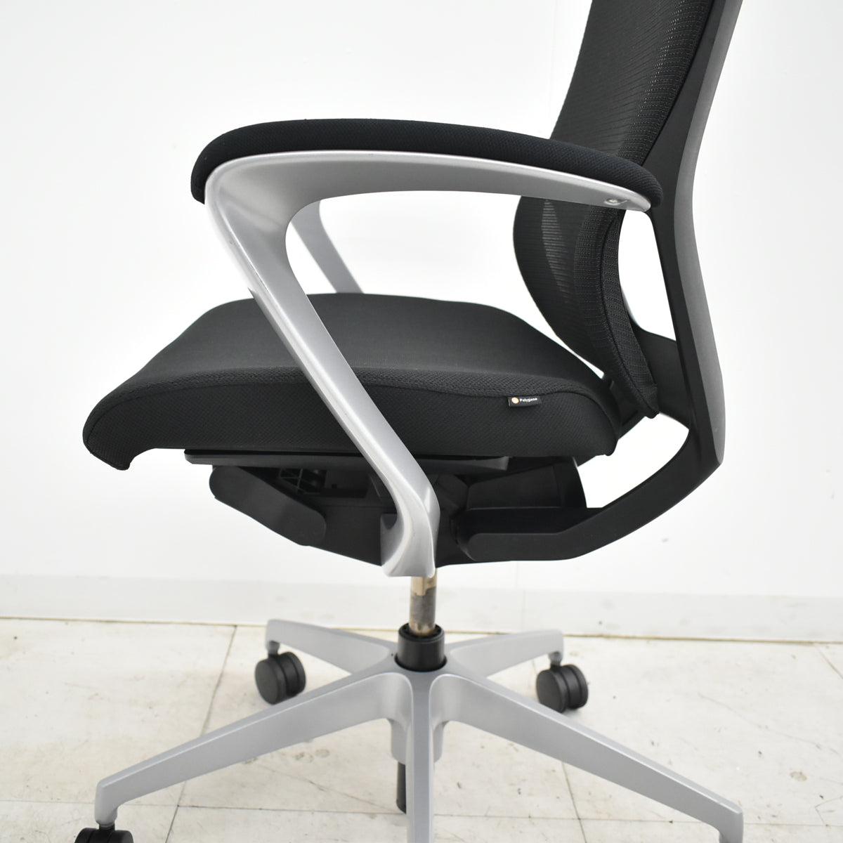 イトーキ　ミレッザ　ハイバック　マネージメント　固定肘　シルバー脚　2018年製　2025110505【中古オフィス家具】【中古】