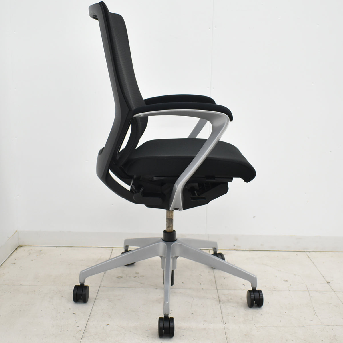 イトーキ　ミレッザ　ハイバック　マネージメント　固定肘　シルバー脚　2018年製　2025110505【中古オフィス家具】【中古】