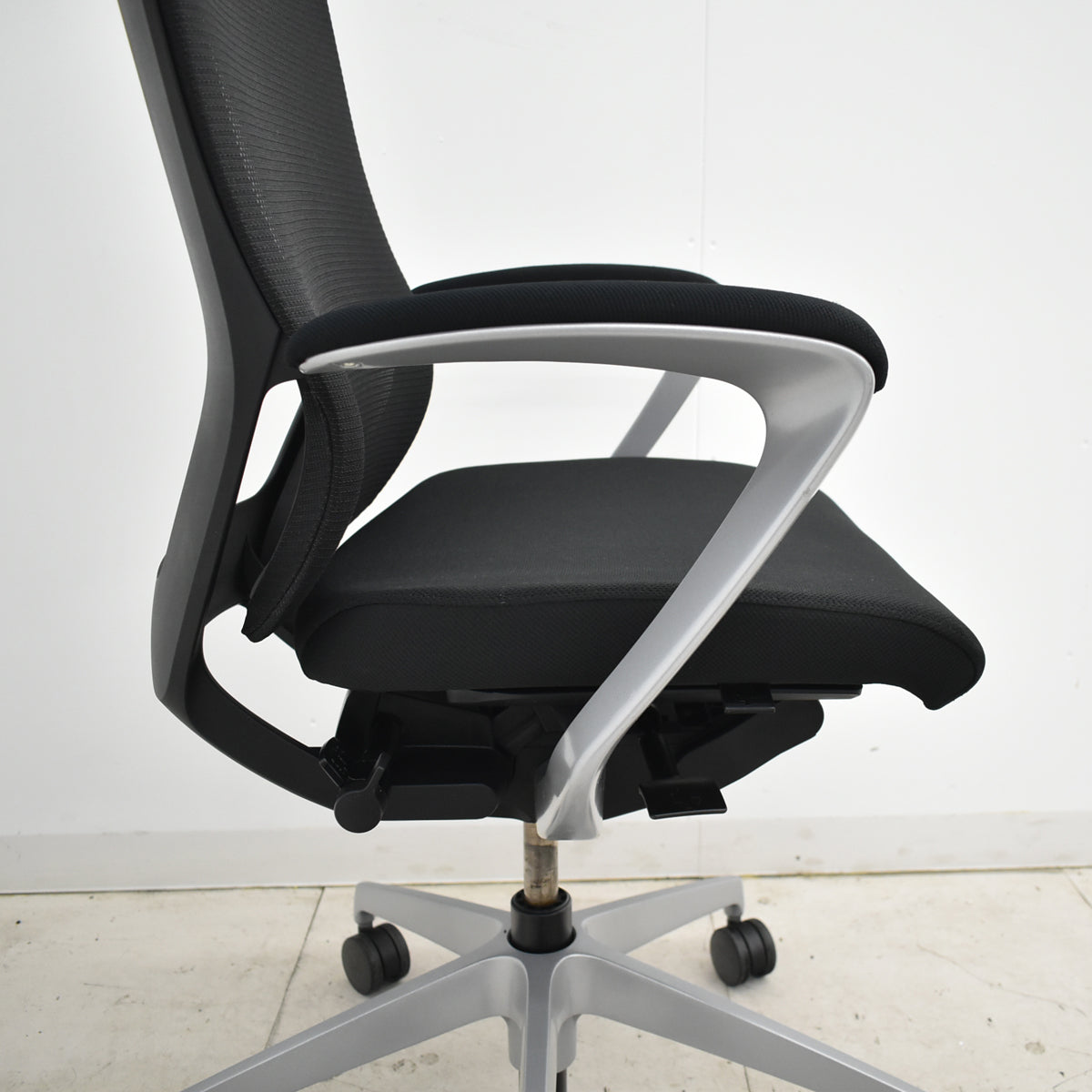 イトーキ　ミレッザ　ハイバック　マネージメント　固定肘　シルバー脚　2018年製　2025110505【中古オフィス家具】【中古】