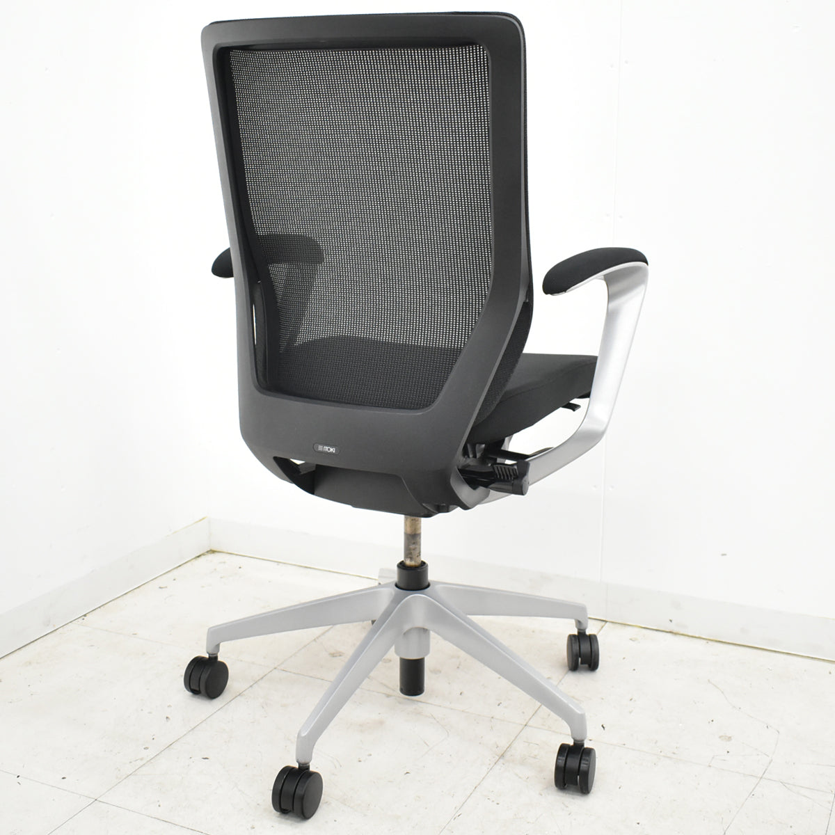 イトーキ　ミレッザ　ハイバック　マネージメント　固定肘　シルバー脚　2018年製　2025110505【中古オフィス家具】【中古】