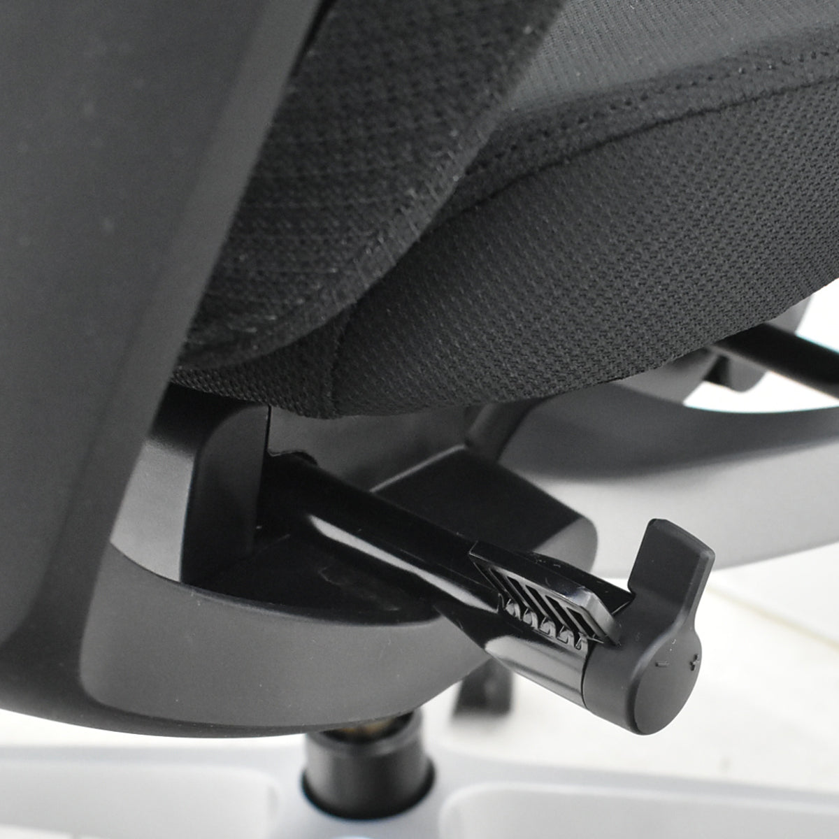 イトーキ　ミレッザ　ハイバック　マネージメント　固定肘　シルバー脚　2018年製　2025110505【中古オフィス家具】【中古】