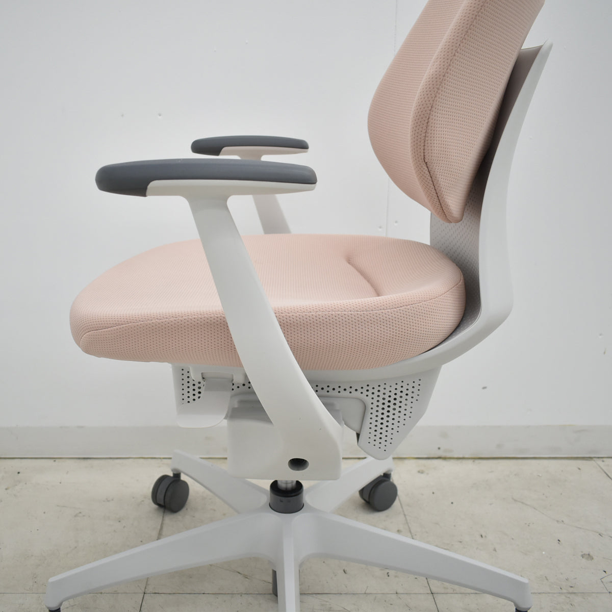 【中古】コクヨ　イング　固定肘　バーチカルタイプ　2021年製　2025110506【中古オフィス家具】