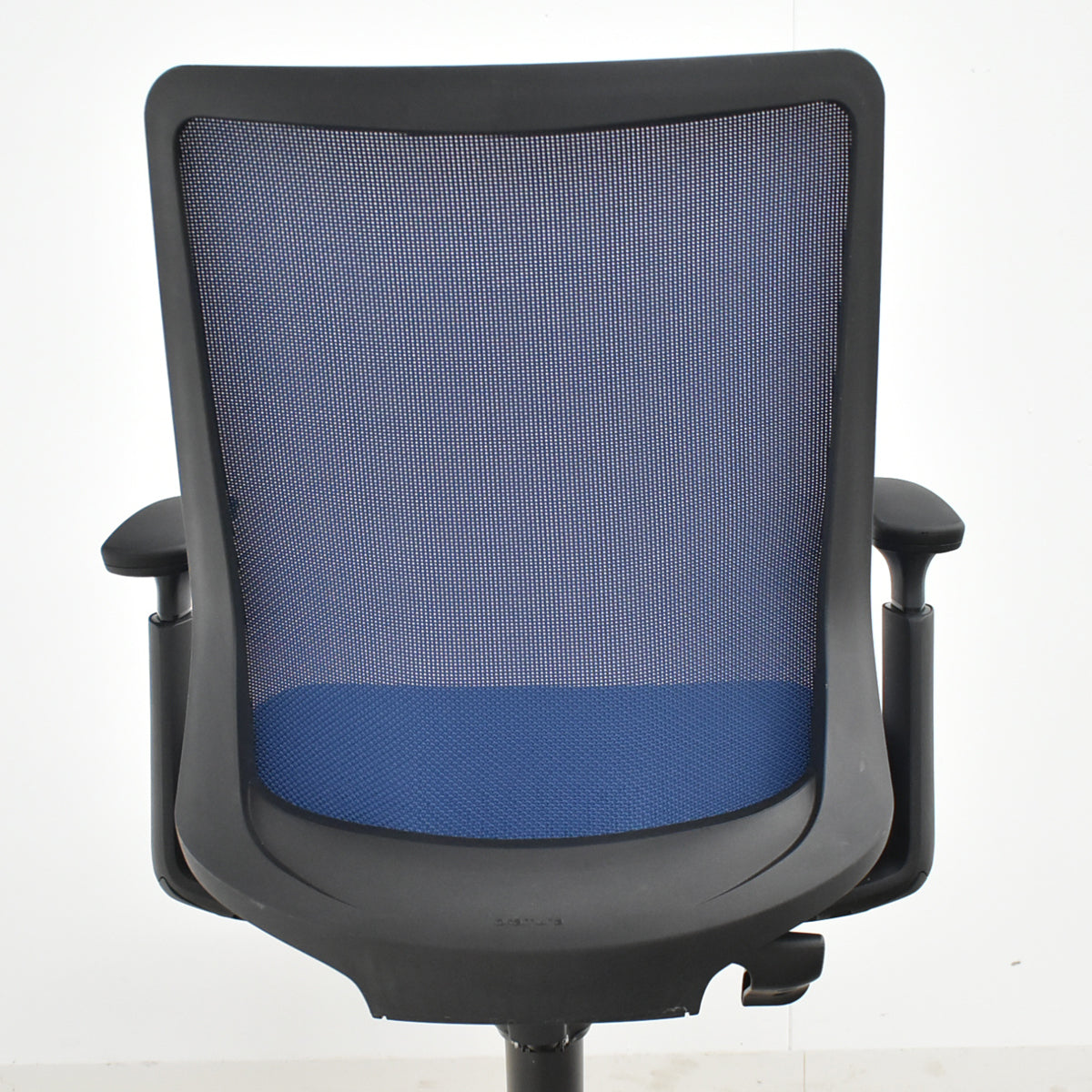 【中古】オカムラ　フルーエントチェア　ローバック　可動肘　2025110508【中古オフィス家具】