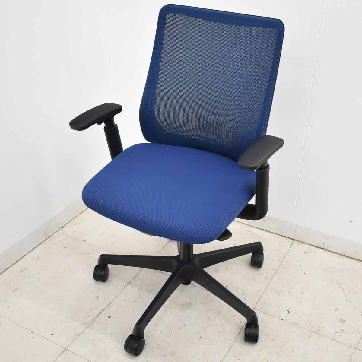 【中古】オカムラ　フルーエントチェア　ローバック　可動肘　2025110508【中古オフィス家具】