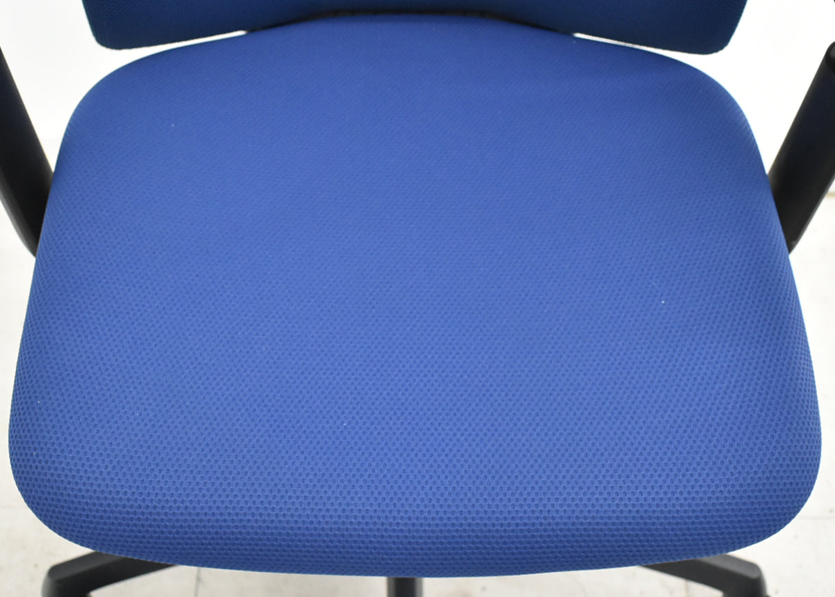 【中古】オカムラ　フルーエントチェア　ローバック　可動肘　2025110508【中古オフィス家具】