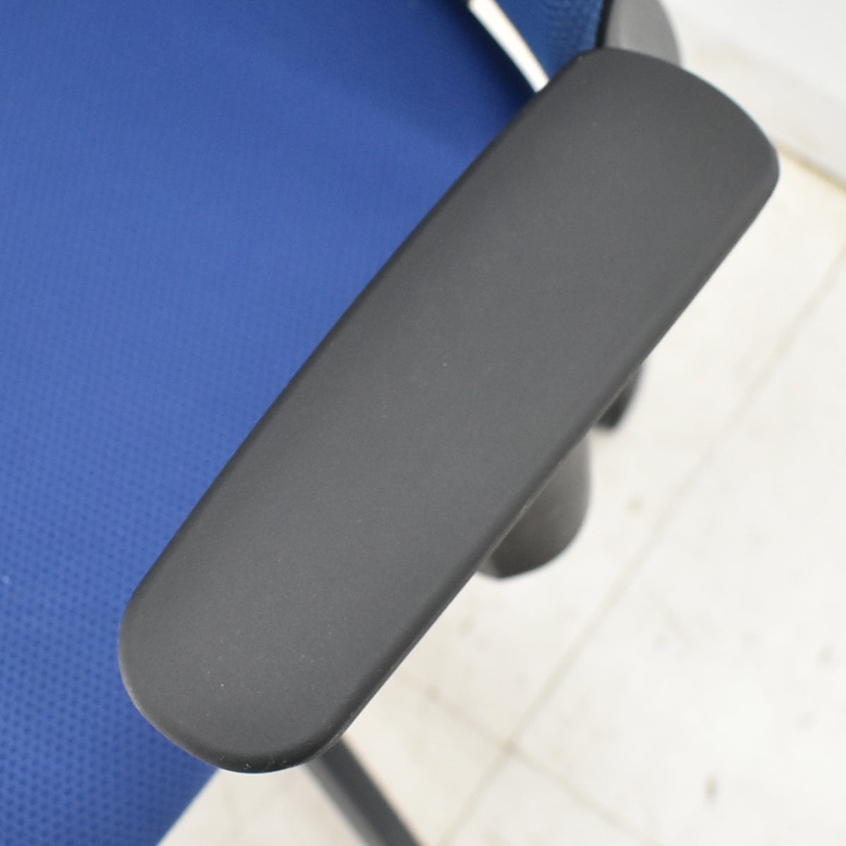 【中古】オカムラ　フルーエントチェア　ローバック　可動肘　2025110508【中古オフィス家具】