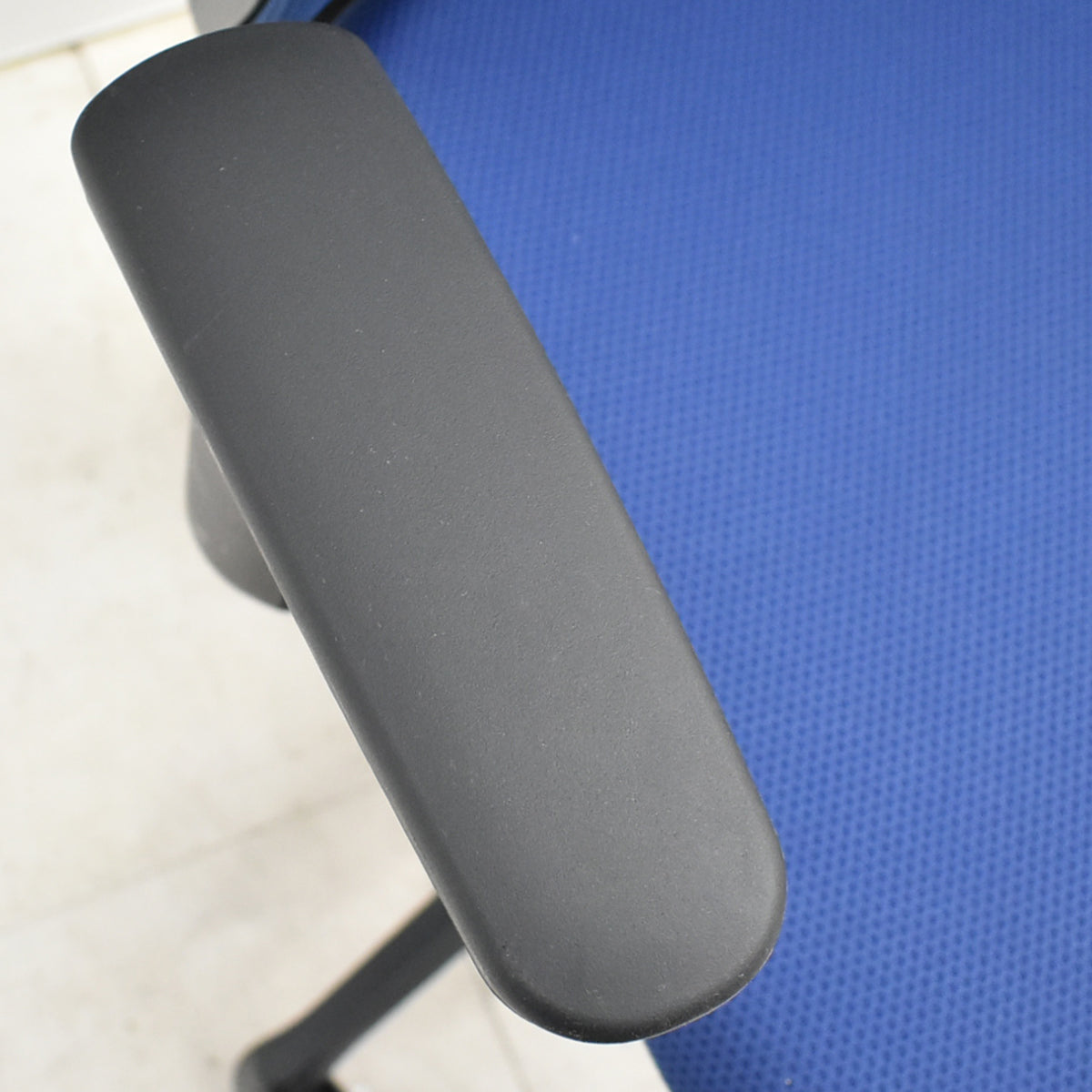 【中古】オカムラ　フルーエントチェア　ローバック　可動肘　2025110508【中古オフィス家具】