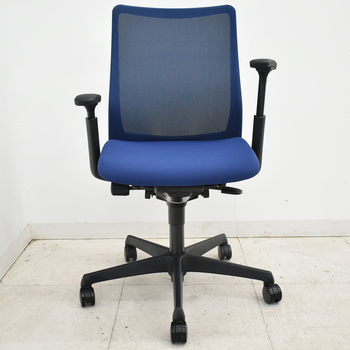 【中古】オカムラ　フルーエントチェア　ローバック　可動肘　2025110508【中古オフィス家具】