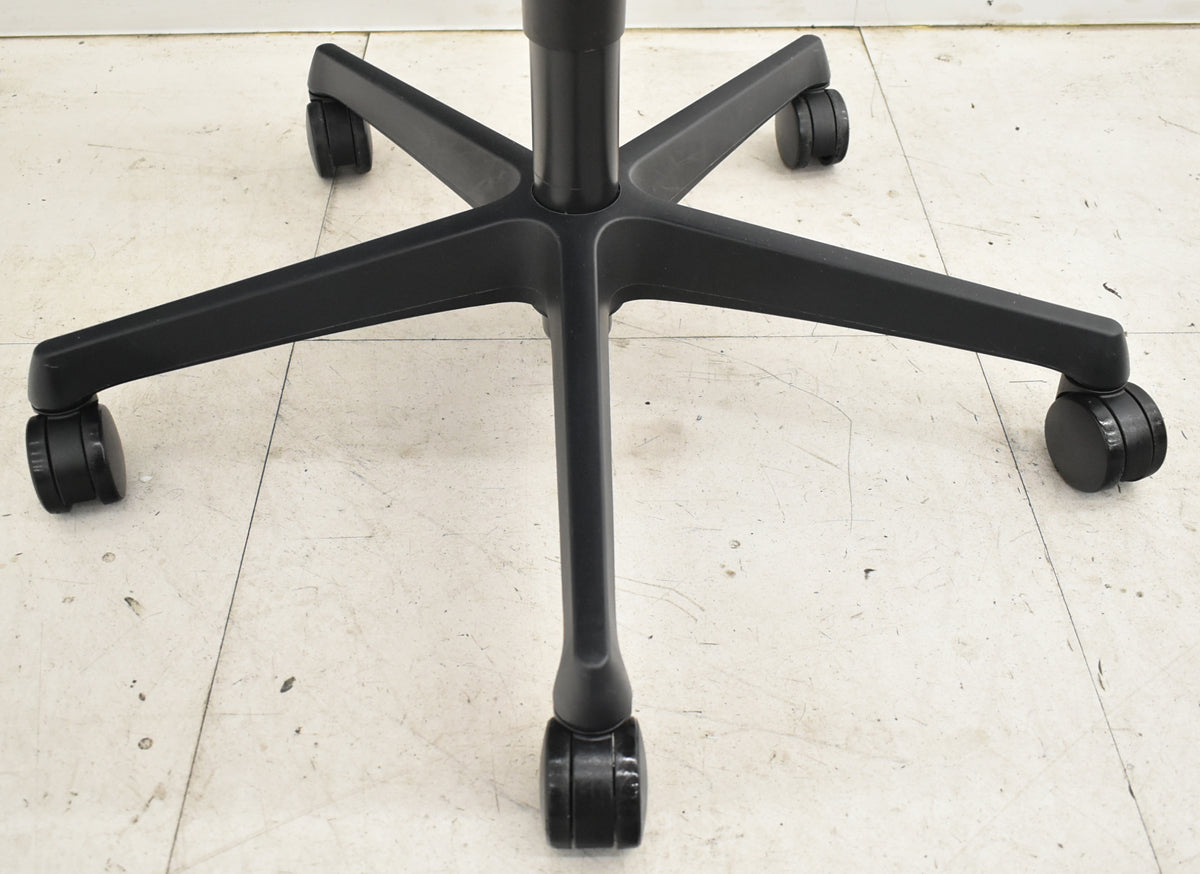 【中古】オカムラ　フルーエントチェア　ローバック　可動肘　2025110508【中古オフィス家具】