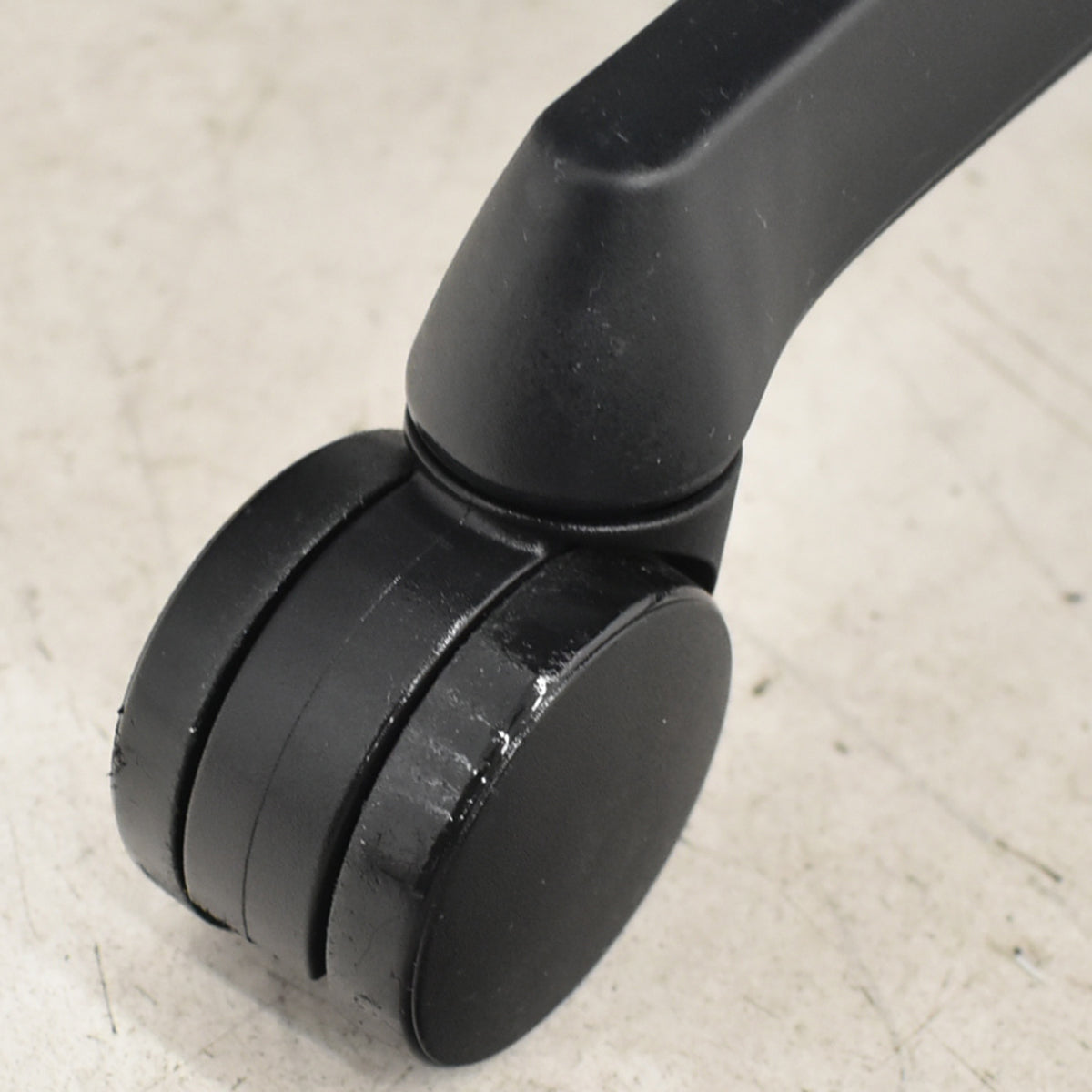 【中古】オカムラ　フルーエントチェア　ローバック　可動肘　2025110508【中古オフィス家具】