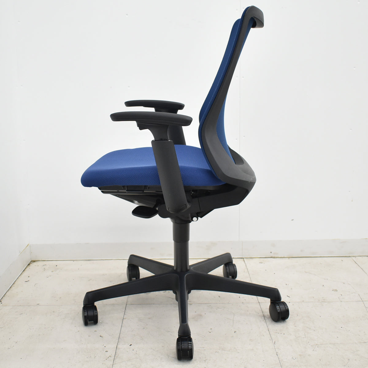 【中古】オカムラ　フルーエントチェア　ローバック　可動肘　2025110508【中古オフィス家具】