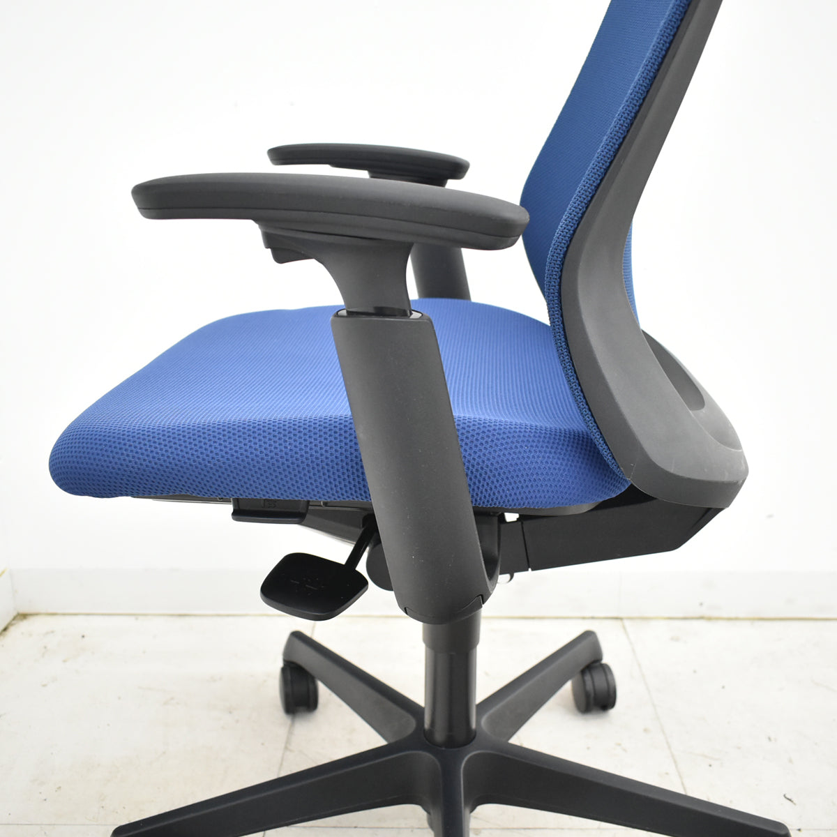 【中古】オカムラ　フルーエントチェア　ローバック　可動肘　2025110508【中古オフィス家具】