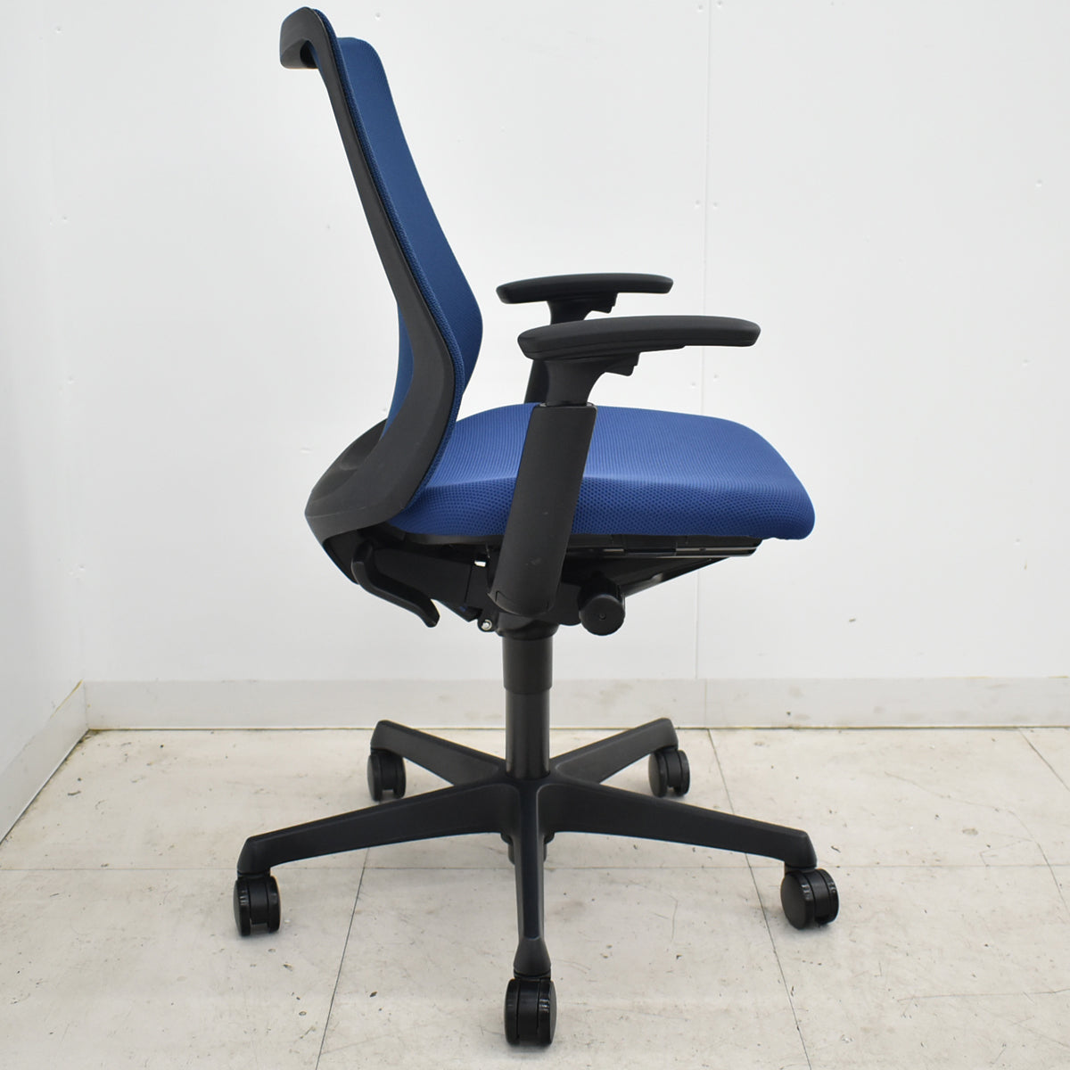 【中古】オカムラ　フルーエントチェア　ローバック　可動肘　2025110508【中古オフィス家具】