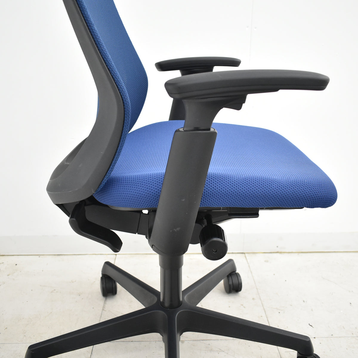 【中古】オカムラ　フルーエントチェア　ローバック　可動肘　2025110508【中古オフィス家具】