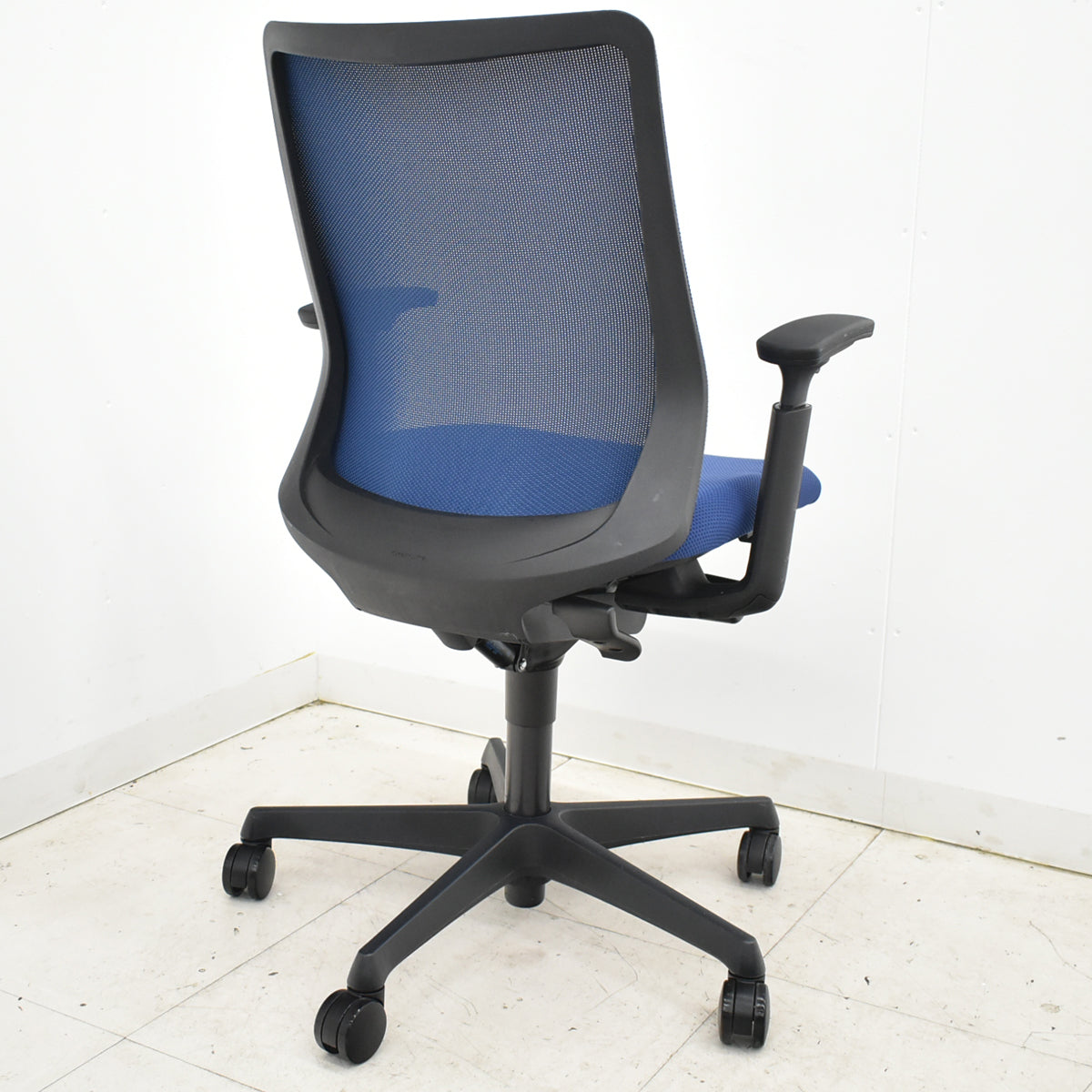 【中古】オカムラ　フルーエントチェア　ローバック　可動肘　2025110508【中古オフィス家具】