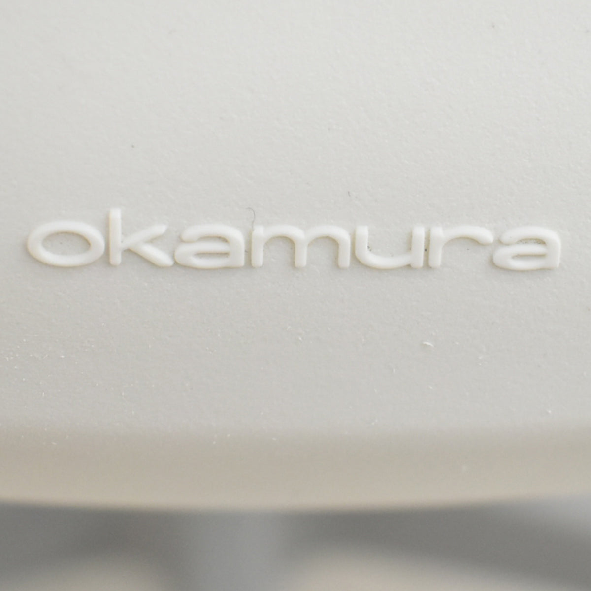 【中古】オカムラ　フルーエントチェア　ローバック　可動肘　2018年製　ホワイトフレーム　2025110601【中古オフィス家具】