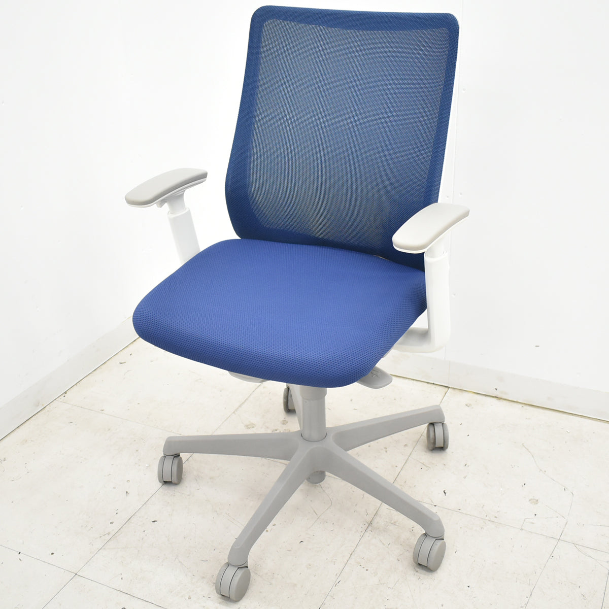 【中古】オカムラ　フルーエントチェア　ローバック　可動肘　2018年製　ホワイトフレーム　2025110601【中古オフィス家具】