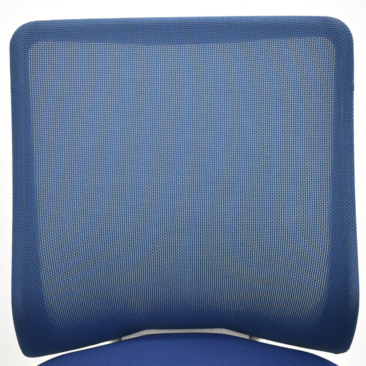 【中古】オカムラ　フルーエントチェア　ローバック　可動肘　2018年製　ホワイトフレーム　2025110601【中古オフィス家具】