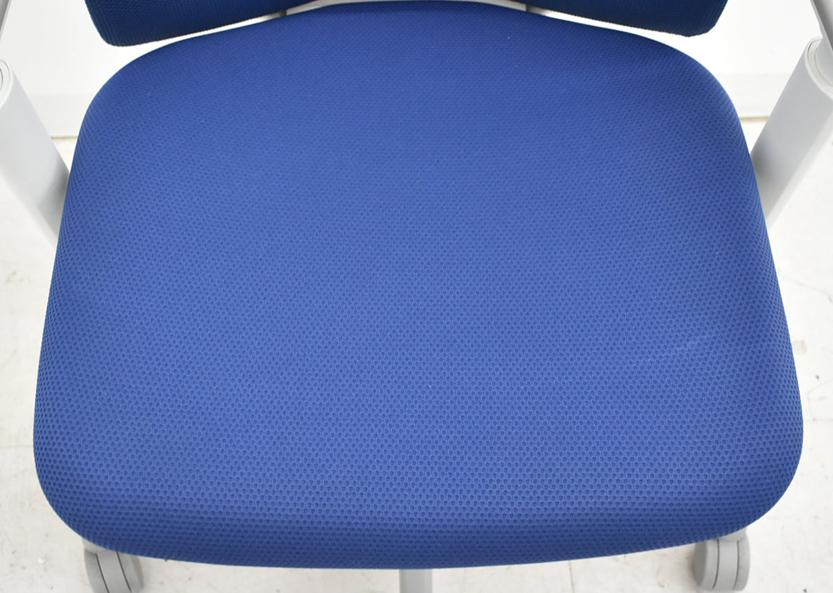 【中古】オカムラ　フルーエントチェア　ローバック　可動肘　2018年製　ホワイトフレーム　2025110601【中古オフィス家具】