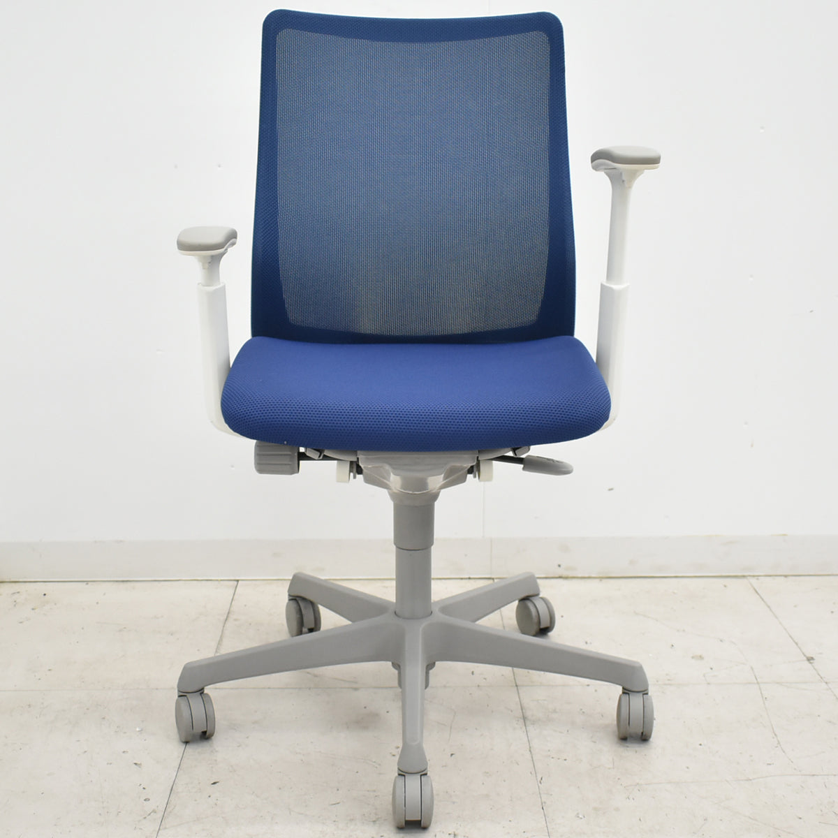 【中古】オカムラ　フルーエントチェア　ローバック　可動肘　2018年製　ホワイトフレーム　2025110601【中古オフィス家具】