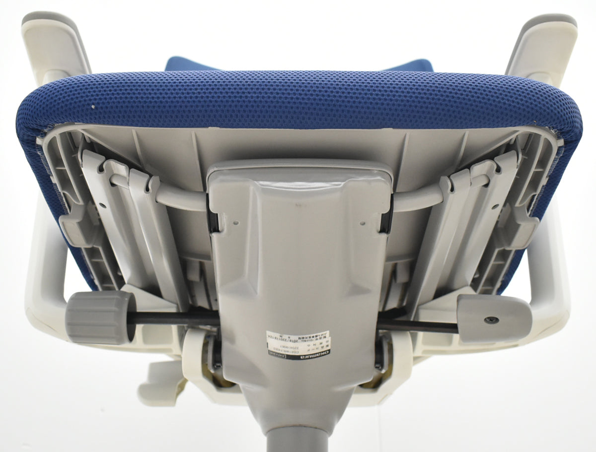 【中古】オカムラ　フルーエントチェア　ローバック　可動肘　2018年製　ホワイトフレーム　2025110601【中古オフィス家具】