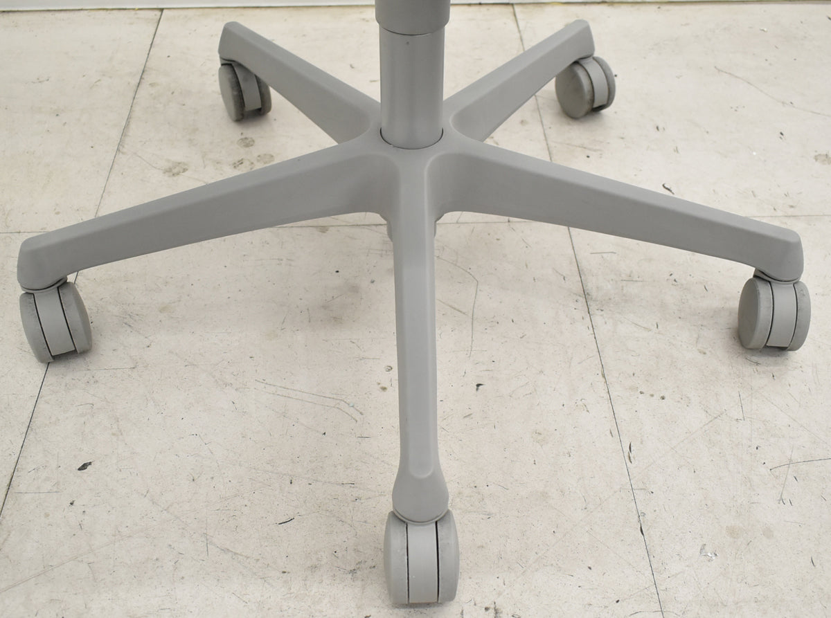 【中古】オカムラ　フルーエントチェア　ローバック　可動肘　2018年製　ホワイトフレーム　2025110601【中古オフィス家具】