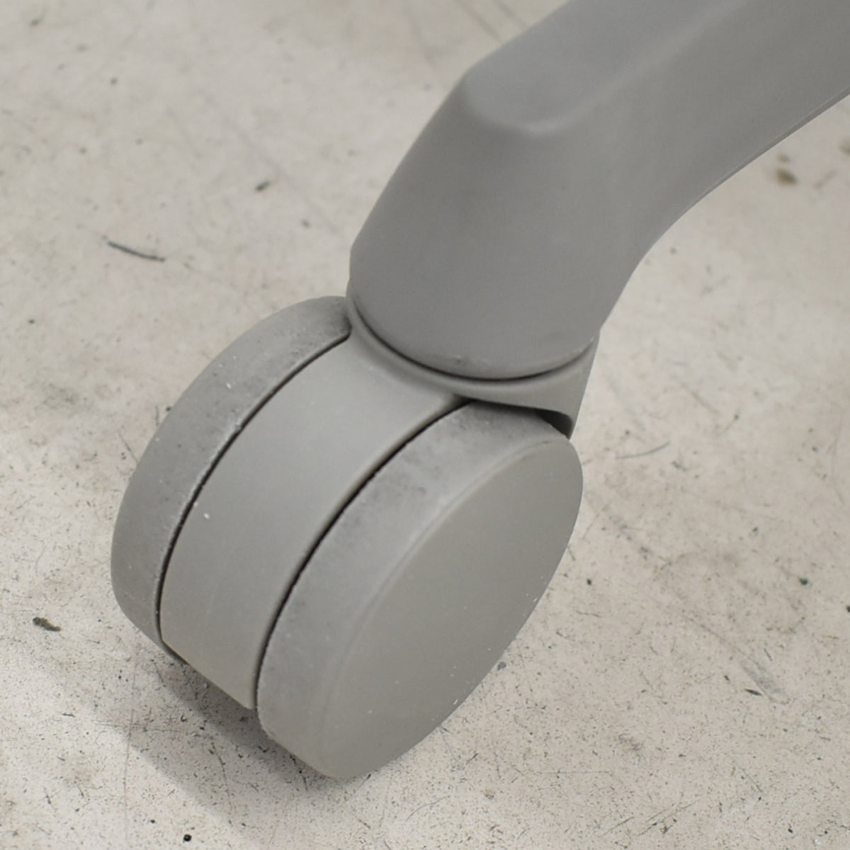 【中古】オカムラ　フルーエントチェア　ローバック　可動肘　2018年製　ホワイトフレーム　2025110601【中古オフィス家具】