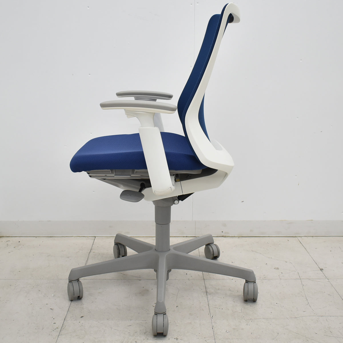 【中古】オカムラ　フルーエントチェア　ローバック　可動肘　2018年製　ホワイトフレーム　2025110601【中古オフィス家具】