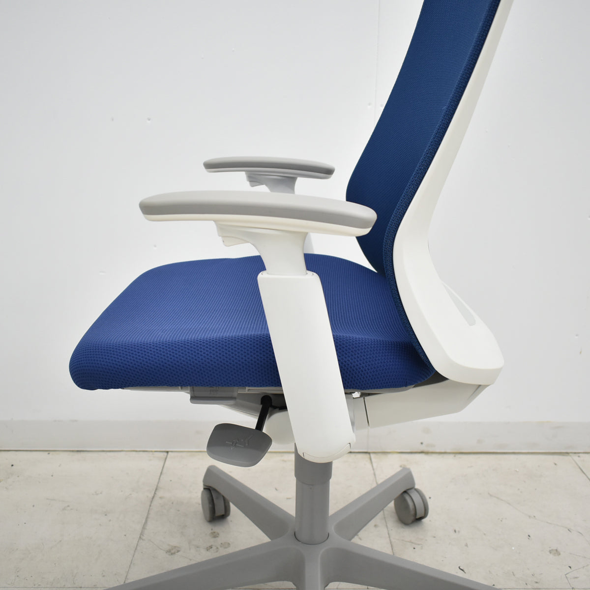 【中古】オカムラ　フルーエントチェア　ローバック　可動肘　2018年製　ホワイトフレーム　2025110601【中古オフィス家具】