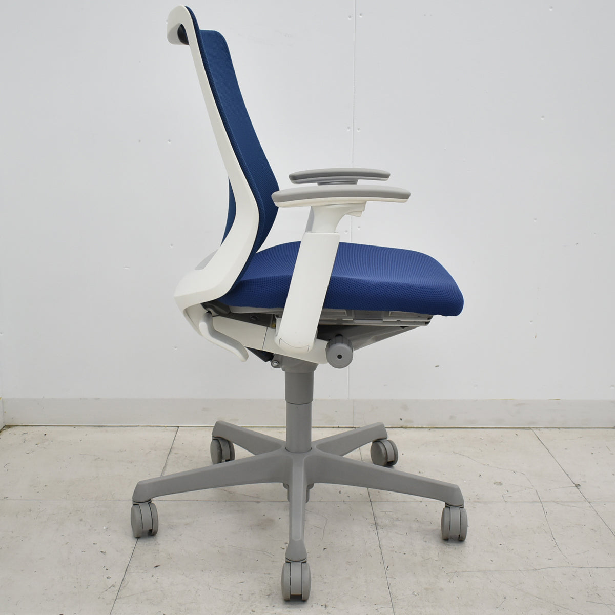 【中古】オカムラ　フルーエントチェア　ローバック　可動肘　2018年製　ホワイトフレーム　2025110601【中古オフィス家具】